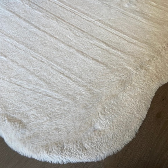 White cloud fur carpet - Picture 3 of 4